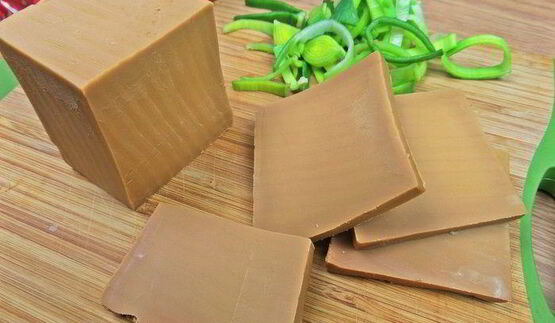 теплый салат из гречки с колбасками и сыром