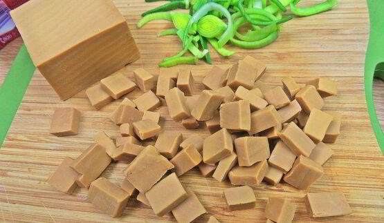 теплый салат из гречки с колбасками и сыром