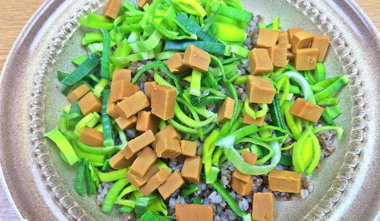 теплый салат из гречки с колбасками и сыром