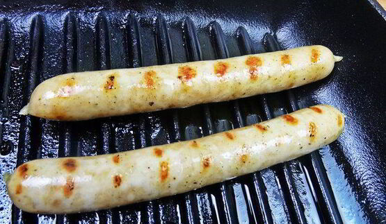 теплый салат из гречки с колбасками и сыром