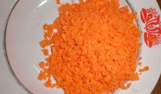 картофель в майонезе с ананасами и салатик свекла с сыром