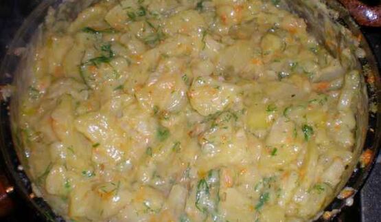 картофель в майонезе с ананасами и салатик свекла с сыром