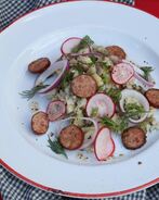 Картофельный салат с колбасками и беконом