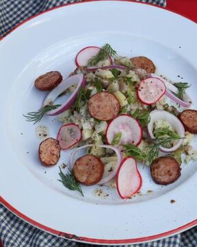 Картофельный салат с колбасками и беконом