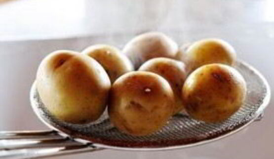 картофельный салат с лимоном и базиликом