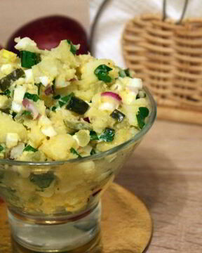 Картофельный салат с яйцом и зеленью