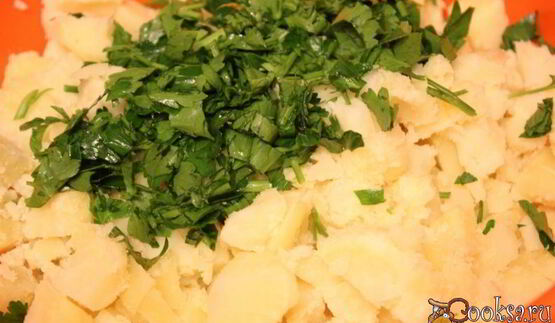 картофельный салат с яйцом и зеленью