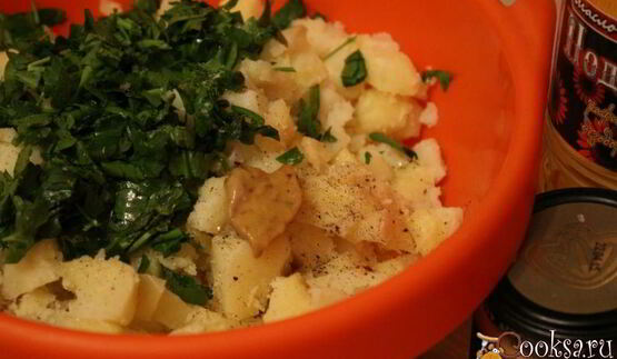 картофельный салат с яйцом и зеленью