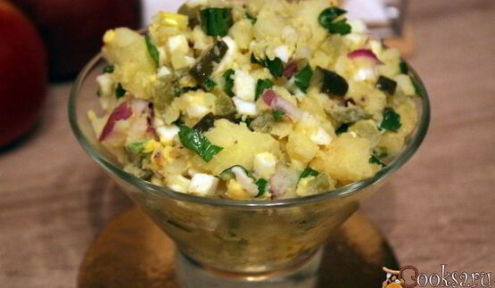 картофельный салат с яйцом и зеленью