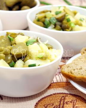Картофельный салат с зеленым горошком