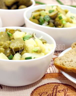 Картофельный салат с зеленым горошком