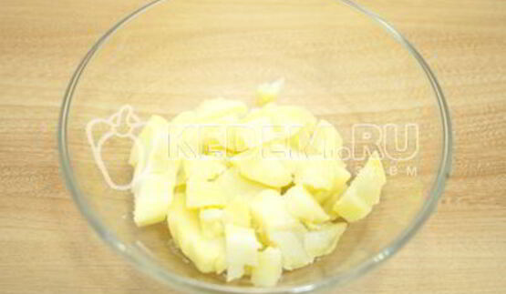 картофельный салат с зеленым горошком