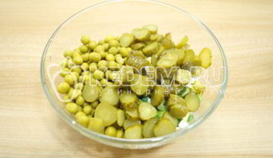 картофельный салат с зеленым горошком