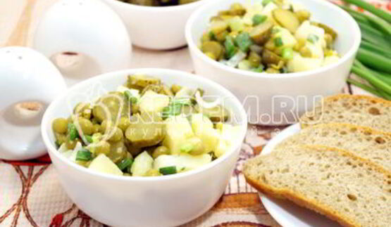 картофельный салат с зеленым горошком