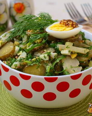 Картофельный салат со щавелем и маринованными огурцами