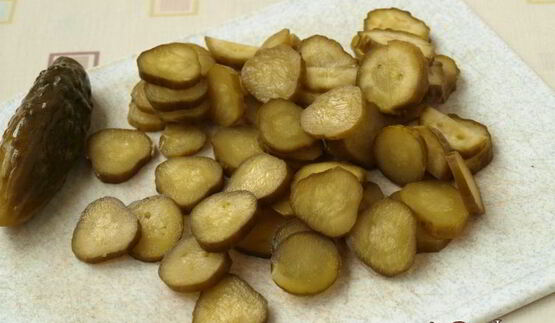 картофельный салат со щавелем и маринованными огурцами