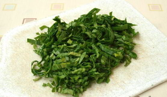 картофельный салат со щавелем и маринованными огурцами