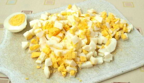 картофельный салат со щавелем и маринованными огурцами