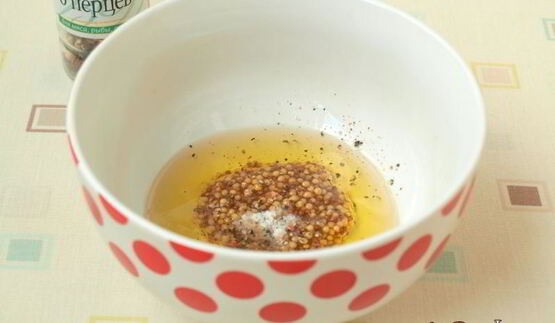 картофельный салат со щавелем и маринованными огурцами