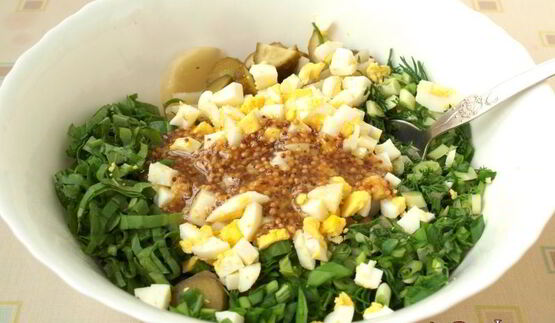 картофельный салат со щавелем и маринованными огурцами