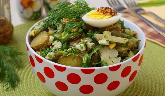 картофельный салат со щавелем и маринованными огурцами