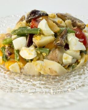 Картофельный салат со сливой и желтковой заправкой