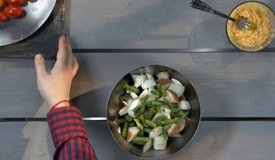 картофельный салат со сливой и желтковой заправкой