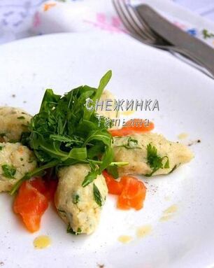 Салат из картофеля с рикоттой, каперсами и семгой