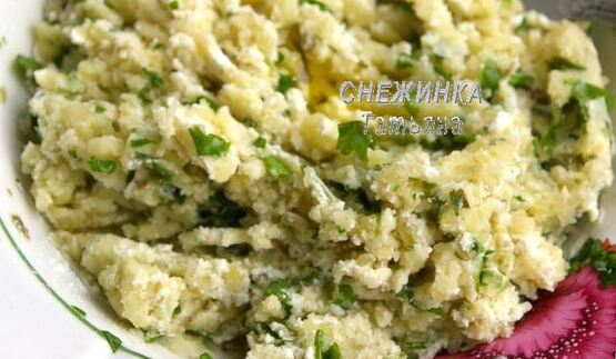 салат из картофеля с рикоттой, каперсами и семгой