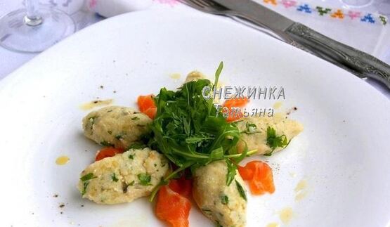 салат из картофеля с рикоттой, каперсами и семгой