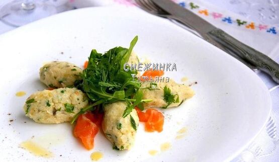 салат из картофеля с рикоттой, каперсами и семгой