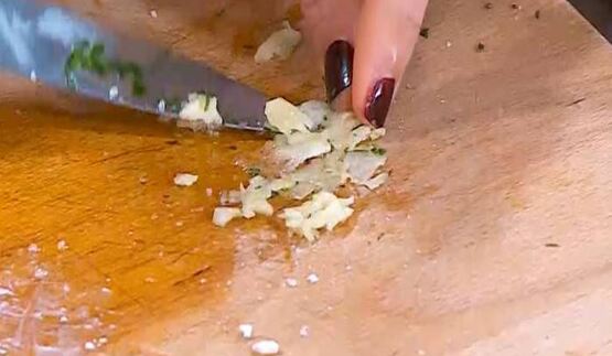 салат из молодого картофеля с редисом и заправкой из феты