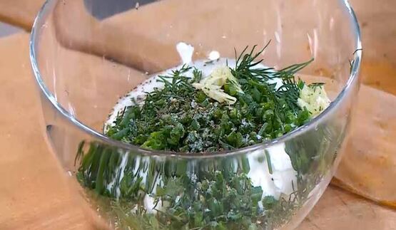 салат из молодого картофеля с редисом и заправкой из феты