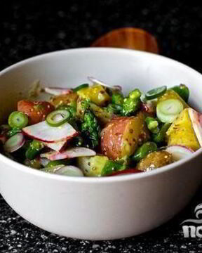 Салат с картофелем, маринованным луком и спаржей