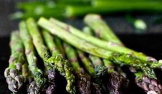 салат с картофелем, маринованным луком и спаржей