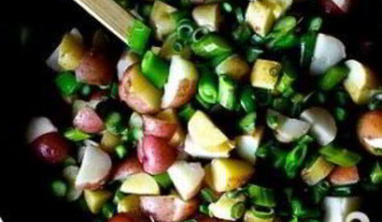 салат с картофелем, маринованным луком и спаржей