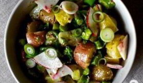 салат с картофелем, маринованным луком и спаржей