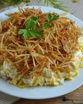 Салат с картофельной стружкой