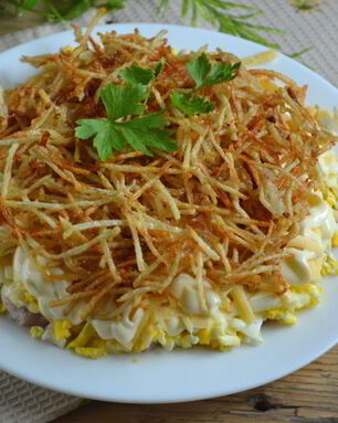 Салат с картофельной стружкой