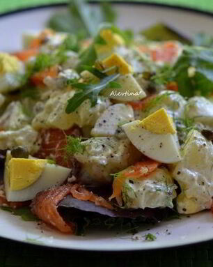 Салат с малосольной семгой и картофелем