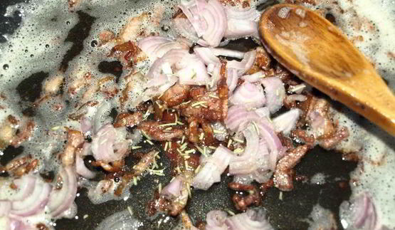 теплый картофельный салат с беконом