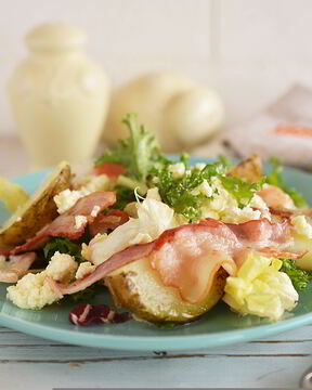 Теплый салат с картофелем и беконом