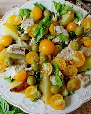 Теплый салат с картофелем и рыбой