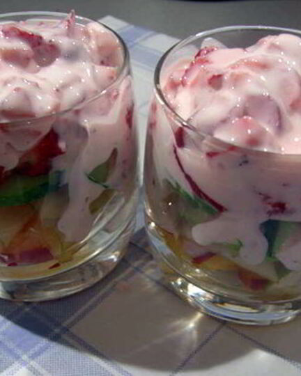 Рецепт легкого салата с клубникой