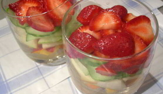 легкий салат с клубникой