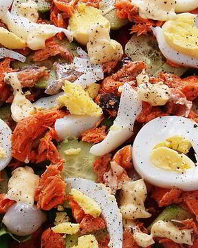 Лососевый салат с помидорами