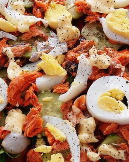 Рецепт лососевого салата с помидорами