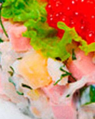 Хитрый оливье с раковыми шейками и красной икрой