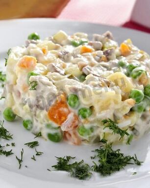 Классический оливье с мясом говядины