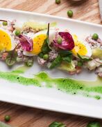 Оливье с копченой говядиной и листьями салата